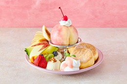 フリッパーズ、旬の国産白桃まるごと使用のアラモード風パンケーキ新登場 画像