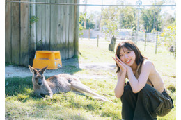 日向坂46富田鈴花、東名阪7会場で1st写真集パネル展決定 “オーストラリアといえば”の新規カットも解禁【鈴花サーキット】 画像