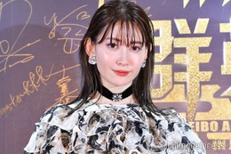 小嶋陽菜、ショーパンから美脚スラリ ディズニーコーデに「可愛すぎる」「スタイル抜群」と反響