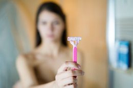 子どものムダ毛処理、何歳からやっていい？もし、プールの授業前日にケアしてたら止めさせて！【専門医に聞きました】