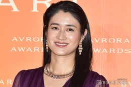 小雪「いつも移動時はノーメイク」熟睡中のすっぴん公開「造形美」「映画の1シーンみたい」の声
