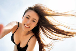 深田恭子、多幸感溢れる表紙解禁 最新写真集で魅惑的なヘルシーボディ披露【AO】