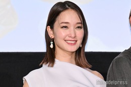 剛力彩芽、美肩際立つオフショルドレス姿に反響「上品で綺麗」「似合う」