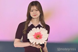 紺野彩夏、ほっそりウエストチラリ ノースリ×純白スカート姿に「お姫様みたい」「可愛すぎる」の声