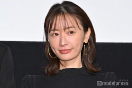 松本まりか、セーラー服からほっそり美脚輝く「奪い愛、真夏」オフショットに反響