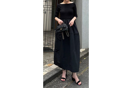 １枚でサマになる「黒ドッキングワンピ」。体型カバーも叶う大人女性の味方なんです【40代の毎日コーデ】