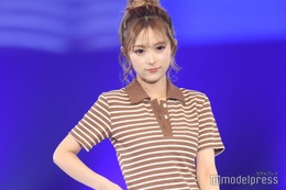 ギャルママモデル聖菜、純白ミニワンピで大胆美脚披露「破壊力すごい」「際どい」の声