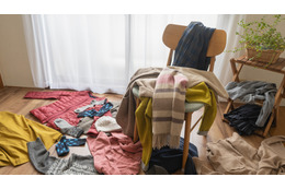 洋服が散乱した室内で真夏に「厚手のセーター」を着る義母。「季節が分からない！」それも認知症の症状です