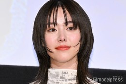 唐田えりか、ピンクベリーショートで印象ガラリ 素肌×レザーグローブ姿に反響