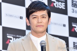 岡田圭右「4歳息子も興味津々」子どもとの読書タイム公開 読んでいる“本”にも注目集まる 画像