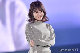 元HKT48朝長美桜、腰下深めスリットから美脚披露「着こなしおしゃれ」「セクシー」の声