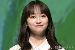 影山優佳、プリーツミニスカから美脚スラリ 私服参考にした人気女優明かす