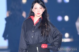 「ガルプラ」出身のスー・ルイチー、変形スカート着こなしで美脚スラリ【関コレ2025A/W】