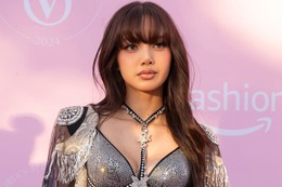 BLACKPINKリサ、全身赤の大胆衣装姿で美脚全開「セクシー」「憧れのプロポーション」と反響