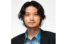 磯村勇斗、夜空を見上げる『ぼくほし』SHOTにファンうっとり「素敵なお写真」「ああ、かっこいい」 画像