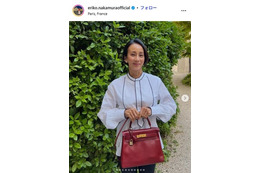 パリ在住・中村江里子アナ、変形トップスで美ウエスト＆背中際立つ「首や腕が攣りそうになりながらやっと着れた」