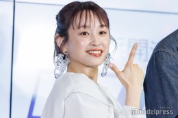 高橋愛、美脚チラリ ワンショルワンピコーデに「着こなせるのすごい」の声
