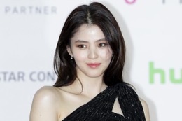 ハン・ソヒ、タトゥーチラリ 美背中際立つドレスショット公開「女神みたい」「綺麗」の声 画像
