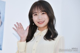 秋元真夏、膝上ミニ丈で美脚スラリ 海辺ショットに「破壊力すごい」「写真集の1枚みたい」と反響 画像