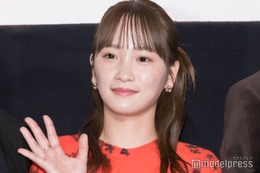 川栄李奈、子どもたちとディズニー満喫 美ウエストのぞくコーデに「可愛い」「スタイル良すぎ」の声 画像