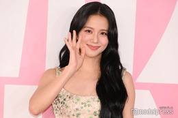 BLACKPINKジス、ミニスカで圧巻美脚輝く「さすがのスタイル」「憧れ」の声
