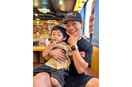 おばたのお兄さん、1歳愛息子と“お揃いポーズ”でパシャリ！親子2SHOT披露「久しぶりの家族タイム」