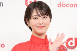 浜辺美波、おへそチラリミニ丈ニット姿披露「可愛すぎ」「引き締まり方が理想」