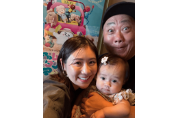 西野未姫、愛娘が映画館デビュー！夫・山本圭壱を交えた3SHOTに「ほんとお2人にそっくり」「可愛い家族」の声 画像