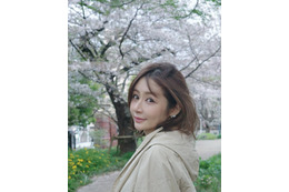 宮崎麗果「ガーリーもピンクも大好きな37歳ママ」花柄ミニ丈ワンピで美脚披露「スタイル抜群」「最強に可愛い」と反響