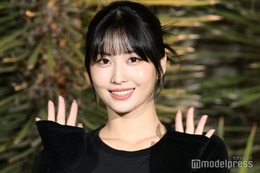 TWICEモモ、金髪ロングヘアで雰囲気ガラリ「美しすぎる」「久々の雰囲気」 画像