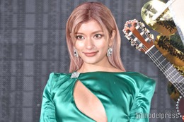 ローラ、胸元大胆黒ドレス姿「和洋融合スタイル」「見るたびに綺麗が増してる」と反響