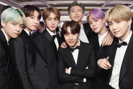 J-HOPE、BTS全員集合のリラックスショット放出「7人揃ってるの安心する」「青春映画みたいでエモい」の声