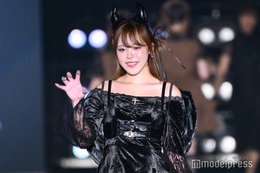 YouTuberになに、赤ノースリーブドレス姿で美肌全開「色っぽい」「腕細くて綺麗」