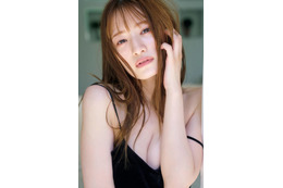 中田花奈、美谷間チラリのキャミソールSHOTにドキッ！オトナの女性の艶っぽさが全開