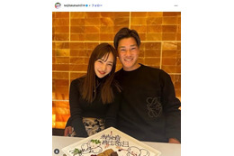 高橋奎二選手、寝室で長女に絵本読む姿に反響「ともちんが撮ったのかな？」「結婚記事飾ってるの素敵」妻は板野友美 画像