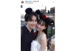 カップルYouTuberキムイオハウス「彼女のスタイルが綺麗すぎて外国人に3回声かけられた」ノースリトップス姿披露 画像