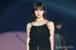 美人インフルエンサー、ワンショルコーデで肌見せ「服どうなってるの？」「大胆」の声 画像