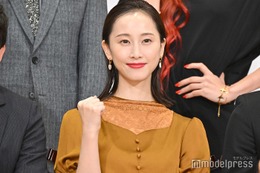 松井玲奈、可憐なノースリーブワンピ姿披露「大人の魅力溢れてる」「美しい」と反響 画像