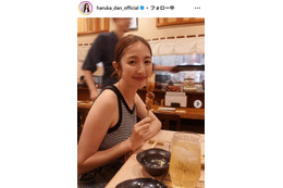 元「ZIP！」リポーター團遥香、色白美脚際立つビッグTシャツ姿 娘との2ショットに反響続々 画像