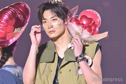 超特急アロハ、リムレスメガネで色気放出 不意打ち笑顔に歓声上がる【TGC2025A/W】