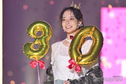 なごみ、レーストップス×ショーパンで美肌見せ キス顔にキュン【TGC2025A/W】