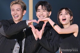 高橋文哉、綱啓永＆岡崎紗絵とシックなブラックコーデで降臨 顔寄せ合いハートポーズも【TGC2025A/W】