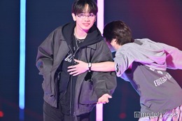 宮世琉弥、メガネ×オールブラックでクールなムード 山下幸輝とハイタッチで会場沸かす【TGC2025A/W】