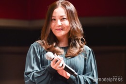 華原朋美、美脚際立つミニワンピ姿 息子抱きしめる2ショット公開「君がいるから頑張れるよ」 画像