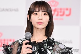 菊地姫奈、制服姿で美脚披露「可愛い」「清楚で似合ってる」