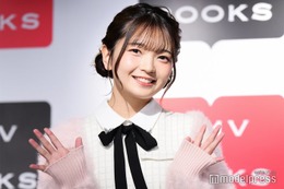 “大喜利の逸材”で話題・元AKB48福留光帆、ミニスカ制服風コーデで美脚披露