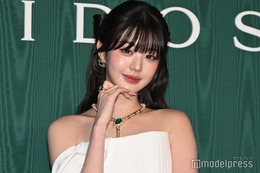 IVEウォニョン、日本イベント登場 肩開きドレスからエメラルドジュエリー輝く【ブルガリ展覧会フォトコール第一夜】