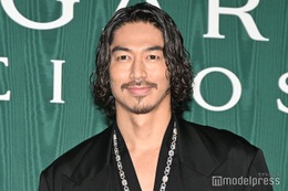 EXILE AKIRA、鍛え抜かれた胸筋のぞく 長髪×ヒゲ姿で色気放つ【ブルガリ展覧会フォトコール第一夜】 画像