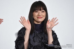 優希美青「初めてのビキニ」プールショットに反響「透明感すごい」「写真集みたい」