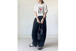 クールにオシャレに決まる「フォトTシャツ」。お手本にしたいリラクシーな大人の着こなし【40代の毎日コーデ】